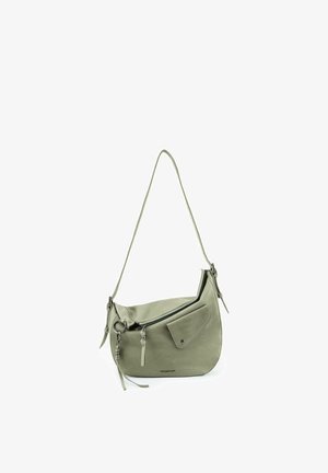Sac à bandoulière en cuir gris avec fermeture éclair diagonale, poche avant à clip, porte-clés décoratif et sangle réglable.