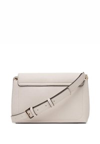 Borsa a tracolla in pelle vegana beige con texture liscia, forma rettangolare, chiusura frontale a patta e tracolla regolabile. Design minimalista.