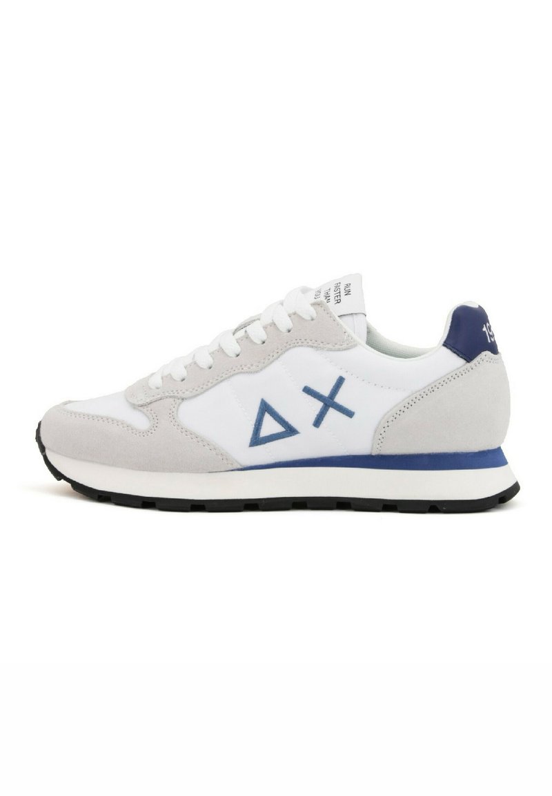 Zapatilla blanca y gris con un upper de ante y cuero, que presenta acentos azules, un logo triangular y una suela de goma. Los cordones son blancos.