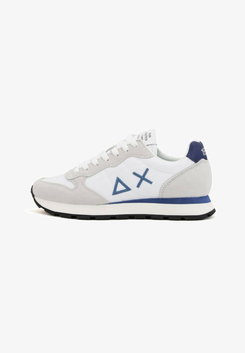 Sneaker bianco e grigio con parte superiore in suede e pelle, caratterizzato da accenti blu, logo triangolare e suola in gomma. I lacci sono bianchi.