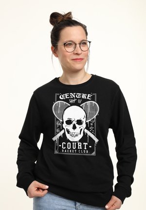 Zwarte sweatshirt met een grafische print van een schedel met tennisrackets en de tekst: "CENTRE COURT RACKET CLUB." Geribbelde boorden en halslijn.