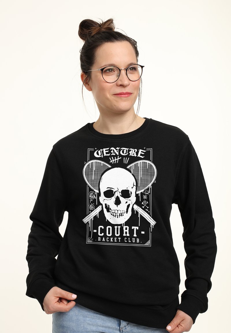 Černá mikina s grafickým potiskem lebky s tenisovými raketami a textem: "CENTRE COURT RACKET CLUB." Hladké manžety a výstřih.