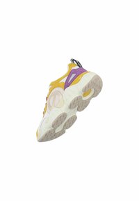 Sneaker con una toma gialla e viola, realizzata in materiali mesh e suede. Suola bianca spessa con un battistrada decorato. Accento del tallone in nero.
