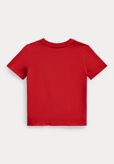 T-shirt rouge à manches courtes et col rond, posé à plat, montrant le dos sur un fond blanc uni.