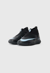 Une paire de chaussures de sport indoor Nike Air Zoom noires et bleues avec un design de chaussettes hautes, placées côte à côte sur un fond blanc.
