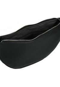 Schwarze Lederhandtasche mit strukturierter Oberfläche, runder Form und silberner Reißverschlussdetails. Das Innere ist mit schwarzem Stoff gefüttert.