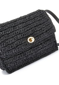 Schwarze gewebte Handtasche mit strukturierter Oberfläche, goldfarbenem Verschluss und einem Schulterriemen. Entworfen mit einem Umschlagklappe und minimalen Details.