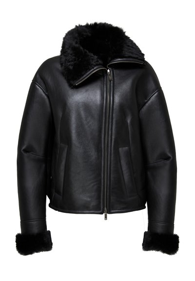 Giubbotto in pelle nera con colletto e polsini in pelliccia morbida, chiusura con zip e due tasche frontali. La finitura ha una texture liscia.