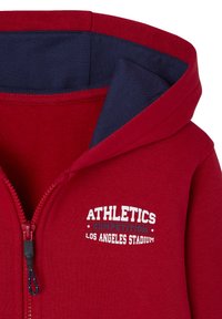 Roter Reißverschluss-Hoodie mit marineblauer Fütterung, versehen mit weißem und blauen Text "ATHLETICS COMPETITION LOS ANGELES STADIUM" auf der Brust.