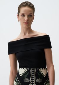 Unausgewählt, black