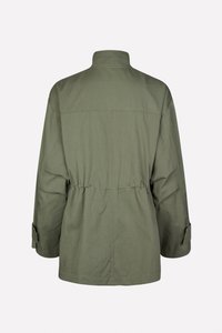 Veste vert olive avec col montant, taille élastique et manches longues. Texture lisse avec des coutures visibles et des détails au niveau des poignets.