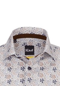 Weißes Hemd mit Kragen, das ein florales Muster in Blau-, Braun- und Orangetönen aufweist; glatte Textur; Einzelknopfverschluss; Markenlabel sichtbar.