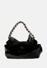 Borsa a mano in pelle nera con tracolla a catena, caratterizzata da un design testurizzato e una chiusura a scatto magnetica. L'interno è nero con una struttura aperta.