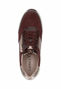 Sneaker in suede bordeaux con accenti metallici, lacci testurizzati e una cerniera laterale. Presenta una soletta ammortizzata e un design a punta rotonda.