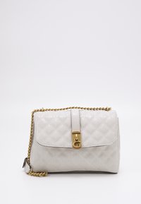 Sac à main matelassé gris clair avec une finition brillante, bandoulière en chaîne dorée, fermeture à clip avec un logo, et une forme rectangulaire structurée.
