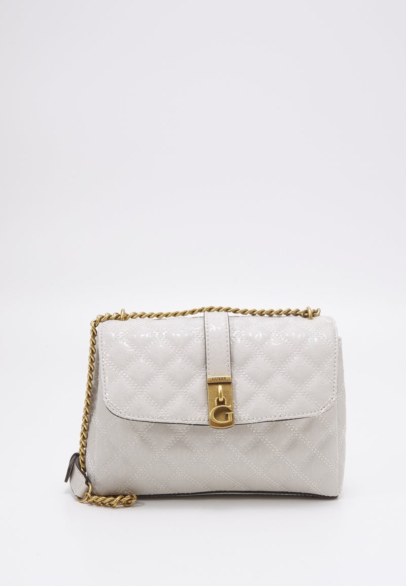 Sac à main matelassé gris clair avec une finition brillante, bandoulière en chaîne dorée, fermeture à clip avec un logo, et une forme rectangulaire structurée.