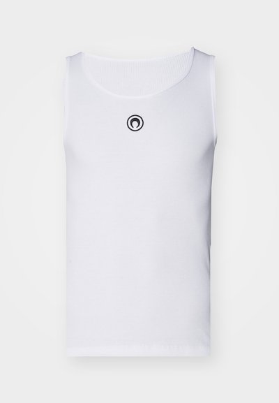 Valge ilma varrukateta T-särk, mis on valmistatud soonikust kangast, ümmarguse kaelusega ja väikese musta logoga rinnas.