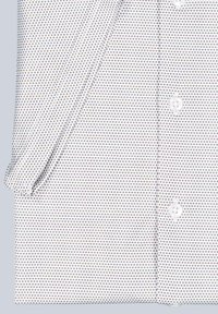 Weißes Hemd mit einem kleinen Punktmuster in lila und blau, mit einer durchgeknöpften Vorderseite, ordentlich gefalteten Ärmeln und klaren Kunststoffknöpfen.