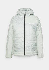 Veste isolante vert menthe clair avec capuche, présentant une texture matelassée en losanges, une fermeture éclair noire et un petit logo gris sur la poitrine.