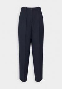 Pantaloni blu navy con taglio dritto, caratterizzati da pince sul davanti, chiusura con bottone e un tessuto dalla texture liscia. Nessuna tasca visibile.