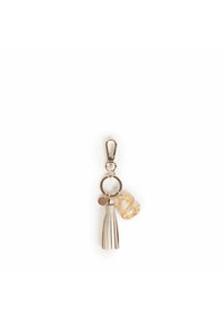 Llavero con un cierre metálico, un borlón de piel sintética beige, un anillo de color dorado y un acento dorado texturizado y brillante.