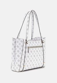 Borsa tote bianca con un motivo geometrico grigio, profili neri, doppio manico e una tasca anteriore con zip. Texture liscia con finiture in metallo dorato.