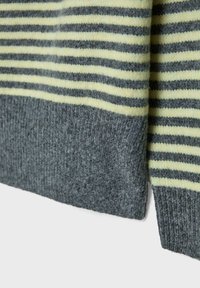 Grau- und gelbgestreifter Wollpullover mit Rippdetail am Saum; verfügt über eine weiche Textur und eine klassische Form.