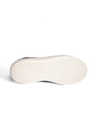 Schuhsohle aus strukturiertem weißen Gummi, mit einem flachen Design und kleinen rechteckigen Mustern. Der braune obere Rand geht in eine hellere Sohle über.