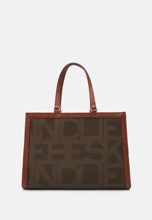Brun tote bag med et struktureret stof og præget tekst. Læderdetaljer og håndtag giver både holdbarhed og stil. Rektangulær form.