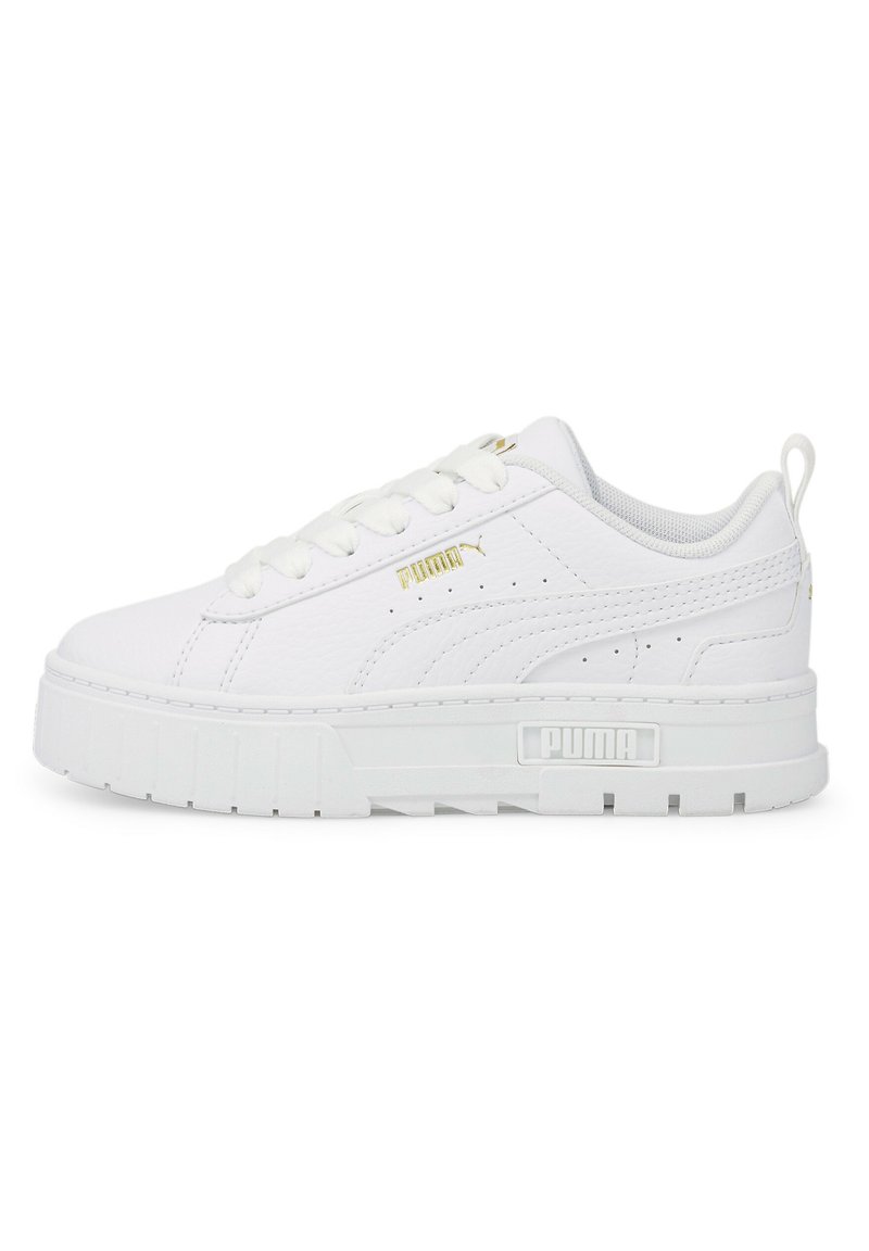 Baskets blanches en cuir synthétique avec une finition texturée, dotées d'une semelle épaisse, de lacets plats et d'un logo doré sur le côté.