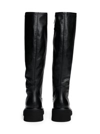 Bottes en cuir noir arrivant au genou avec une finition texturée, bout arrondi et talon carré. Présente une couture cousue verticalement.
