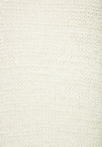 Textile tissé écru avec une texture légère et aérée ; présente un motif régulier de petits losanges sur toute la surface.