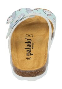 Ljusblå sandaler med blommönster, justerbar spänne och korkfotbädd. Gummisula, texturerad ovandel, rund design.