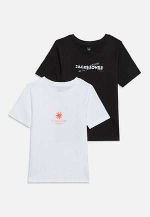 Zwei T-Shirts mit kurzen Ärmeln und Rundhalsausschnitt, eins schwarz mit weißem „Jack & Jones“-Schriftzug, eins weiß mit orangefarbiger Sonnen-Grafik und „Jack & Jones“-Schriftzug.