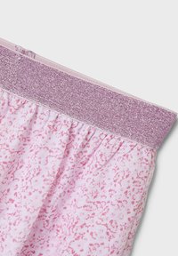 Lyserøde shorts med en textured lilla talje. Har et blomstermønster i mørkere rosa nuancer, med samlet stof under taljen.