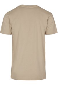 Beige bomull T-skjorte med korte ermer og rund hals. Ingen synlige mønstre eller grafikk på den glatte tekstiloverflaten.