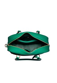 Groene leren handtas met gouden ritssluiting open om de donkere stoffen binnenkant en een binnenvak met ritssluiting te laten zien.