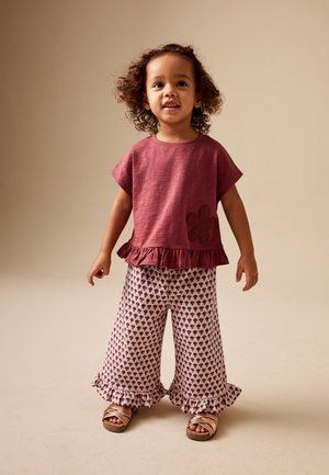Next, REGULAR FIT - SHORT SLEEVE TOP AND WIDE TROUSERS SET  . - T-shirts print - red brown flower