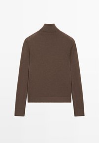 Maglione a collo alto marrone realizzato in morbido materiale knit, con maniche lunghe, un taglio aderente e dettagli a costine sul colletto e sull'orlo.