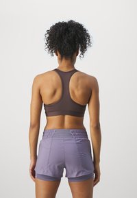 Nike Performance BRA - Sportski grudnjak sa srednje jakom potporom - baroque brown/white