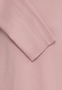 Jasnoróżowy sweter z dzianiny z ribbowanym detalem przy mankietach. Miękka tekstura z gładką powierzchnią, prezentująca minimalistyczny design.