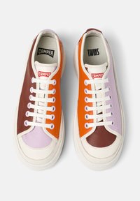 Färgglada sneakers i en blandning av orange, lila, brunt och krämfärgat läder. Har vita snören, rund tå och en kraftig sula.