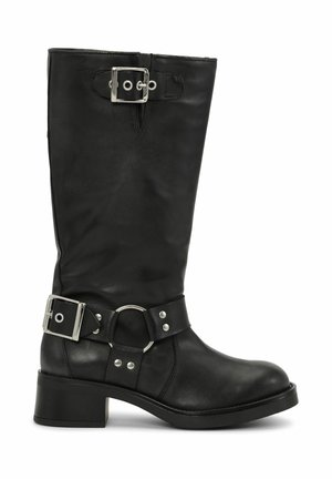 Fekete, bőr közép-szárú csizma két ezüst csattal, egy a felső résznél, egy pedig a bokánál, fém gyűrűvel és szegecsekkel, alacsony, blokk sarokkal.