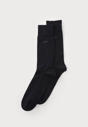 Schwarze Baumwollsocken mit verstärkter Spitze und Ferse. Gestreifte Bündchen oben. Mit „BOSS“-Logo in Grau an der Seite.