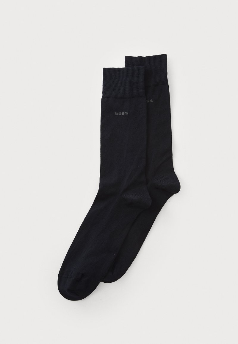 Calcetines de algodón negros con puntera y talón reforzados. Con puños acanalados en la parte superior. Presenta el logo "BOSS" en gris en el costado.