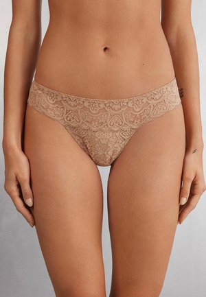 Beige kanten slipjes met een bloemenpatroon, voorzien van een naadloos ontwerp, een zachte textuur en een brede, geschulpte tailleband.