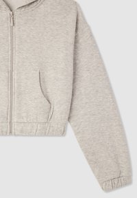 Felpa grigia a maniche lunghe, realizzata in tessuto morbido, con una zip frontale, tasche anteriori e polsini elasticizzati. Texture liscia con motivo melangiato.