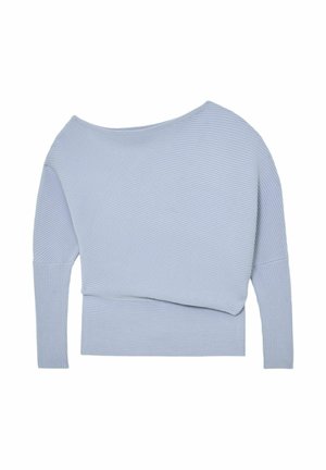 Pulover albastru deschis cu dungi și design pe umăr dezgolit. Are mâneci lungi și un aspect stratificat, evidențiind textura și moliciunea țesăturii.