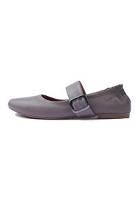 Zapato de ballet de cuero gris con puntera cuadrada, una correa lateral con hebilla de metal y un talón gathered para elasticidad. Diseño de suela plana.