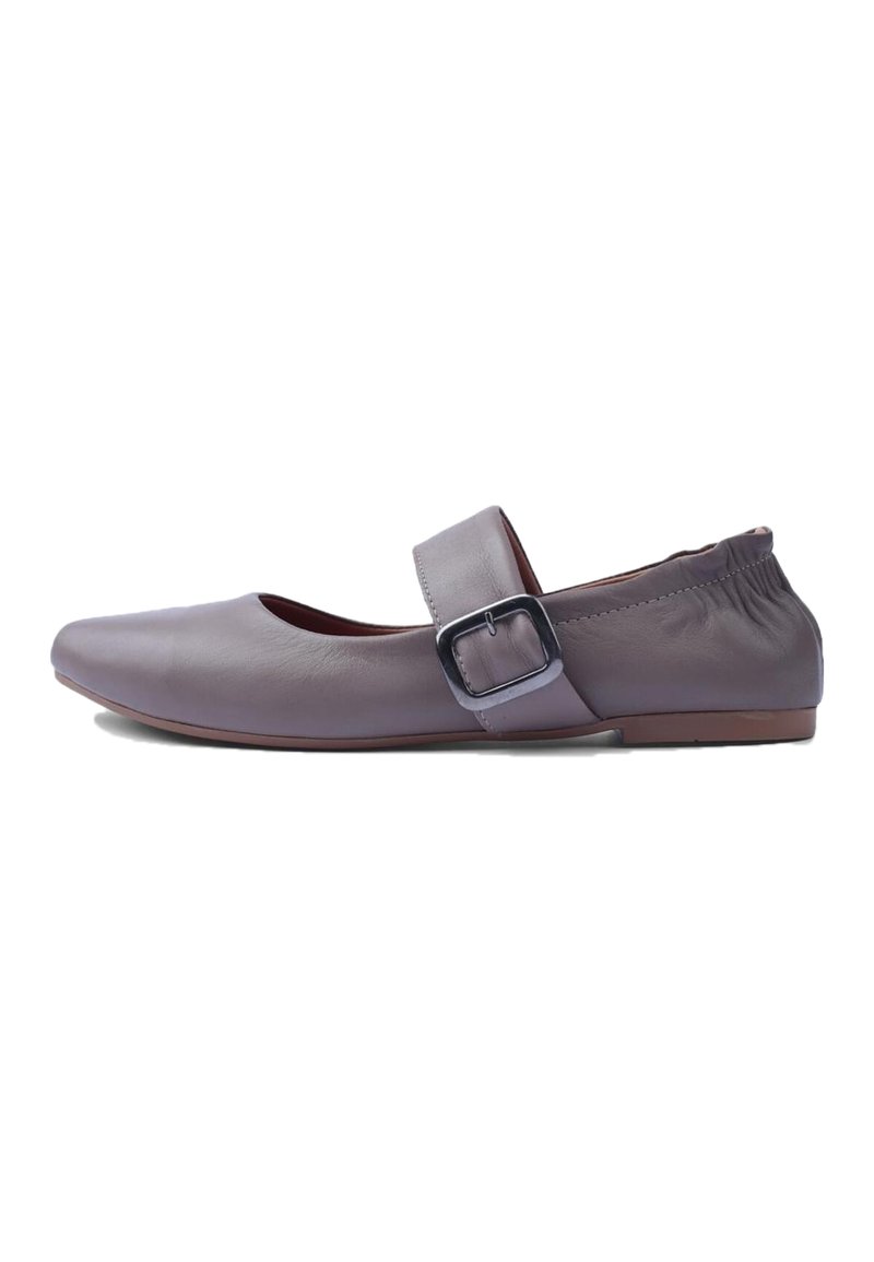 Zapato de ballet de cuero gris con puntera cuadrada, una correa lateral con hebilla de metal y un talón gathered para elasticidad. Diseño de suela plana.